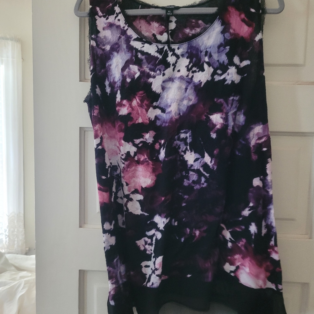 Vera Wang simply Vera sleeveless top.